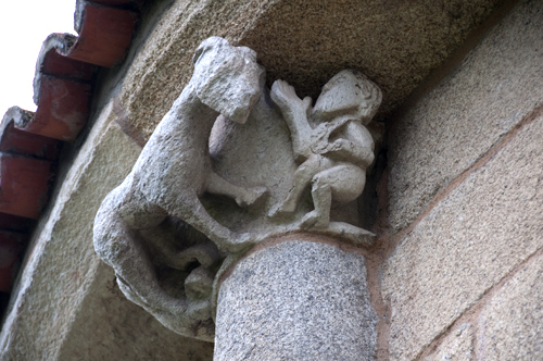 Capitel con cabra y figura humana del ábside de la iglesia de Ferreira do Pantón